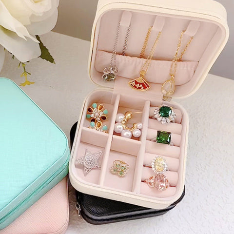 Brautjungfer Geschenke Schmuck-Box, personalisierte benutzerdefinierte Vorschlag kleine tragbare Reise-Koffer, Mini-Schmuck-Organisator Lagerung Ohrringe Ringe Halsketten für Frauen Mädchen - Packung mit 5