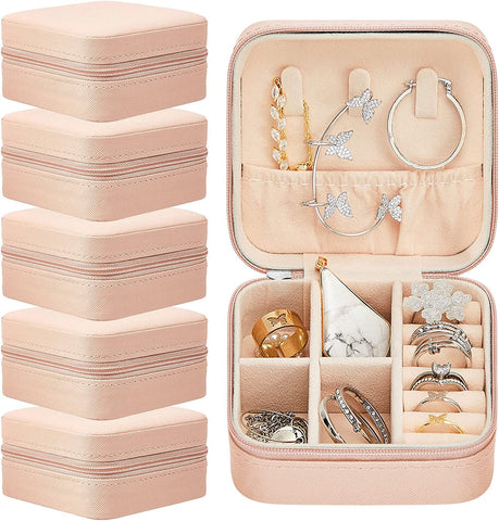 Brautjungfer Geschenke Schmuck-Box, personalisierte benutzerdefinierte Vorschlag kleine tragbare Reise-Koffer, Mini-Schmuck-Organisator Lagerung Ohrringe Ringe Halsketten für Frauen Mädchen - Packung mit 5